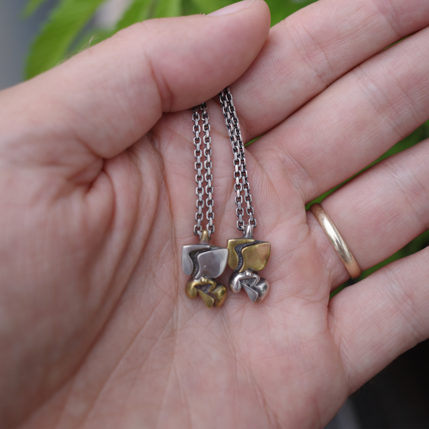 Remio R Pendant and Chain